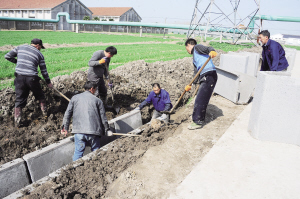 高标准农田建节水灌溉渠
